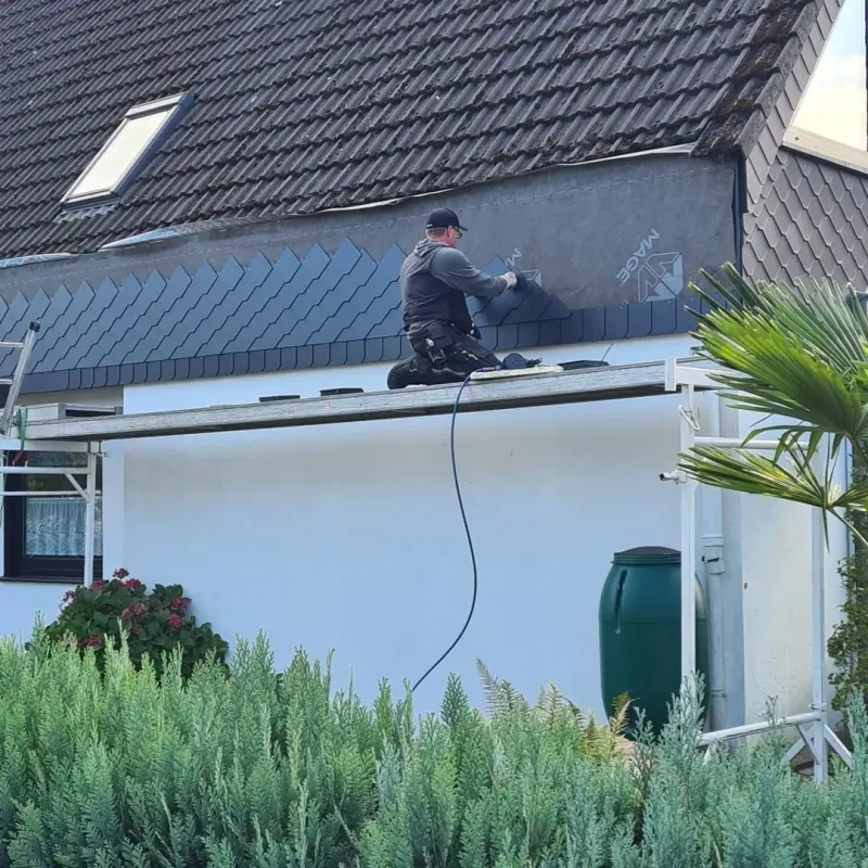 Arbeiter bei der Abdichtung einer Dachfläche