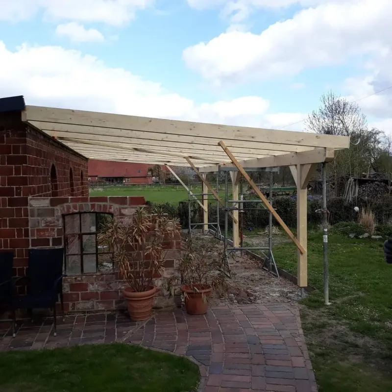Neu errichtete Terrassenüberdachung aus Holz