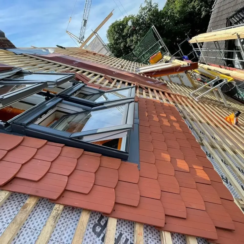 Mehrere nebeneinander eingesetzte Dachflächenfenster im Rohbau