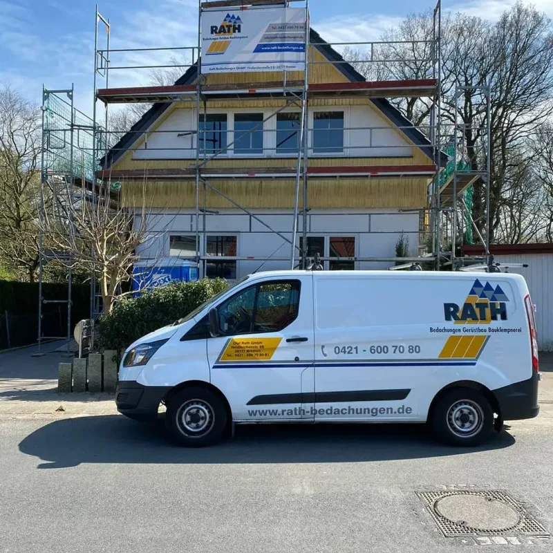Eingerüstetes Wohnhaus während der Dacharbeiten
